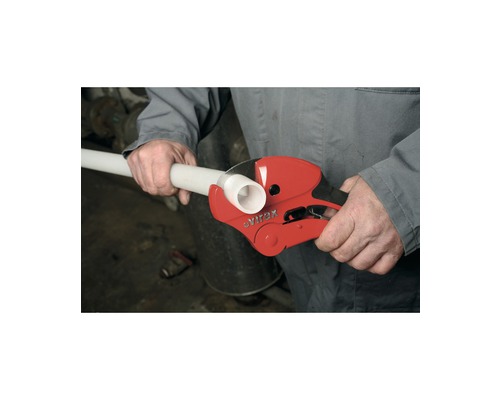 Coupe-tube coupant un tuyau