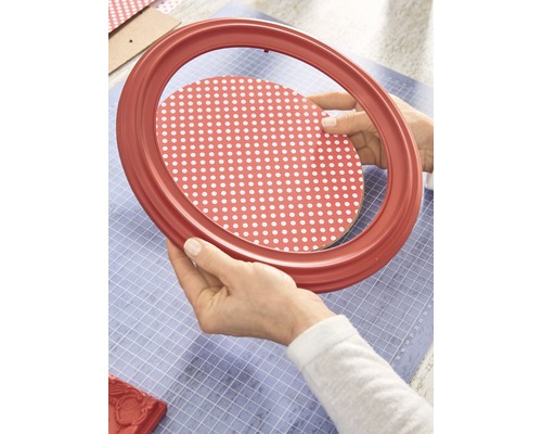 Ovaler Bilderrahmen mit Papier