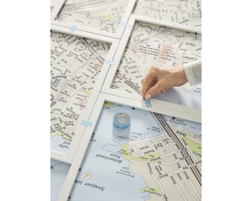 Anbringen von Bilderrahmen mit Klebeband auf einer Karte