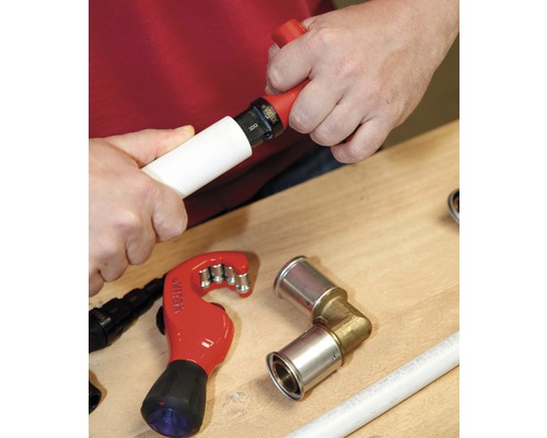 Raccordements de tuyaux avec outil et raccords.
