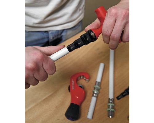 Coupe-tube en action pour couper un tube