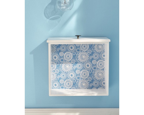 Wandregal mit blauem Muster