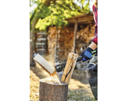 Fendeuse de bûches en action pour fendre des bûches sur un billot