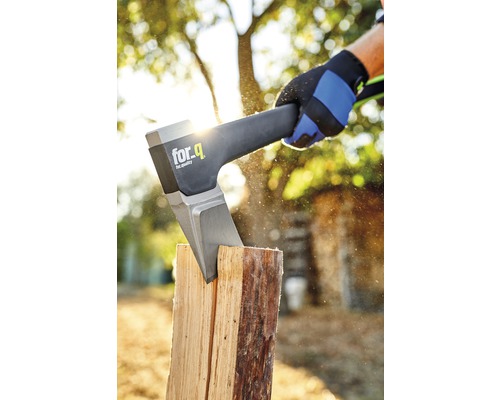 Fendeur de bûches avec logo For.q fendant une bûche
