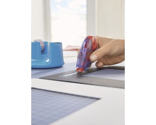 Anwendung eines Kleberollers auf Papier mit einer Halterung für den Kleberoller