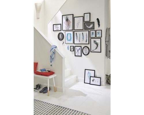 Helle Diele mit Bildergalerie, Bank und Treppe