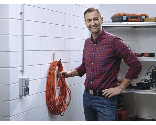 Homme avec rallonge dans l''atelier