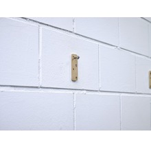 Plaque de fixation en métal sur un mur