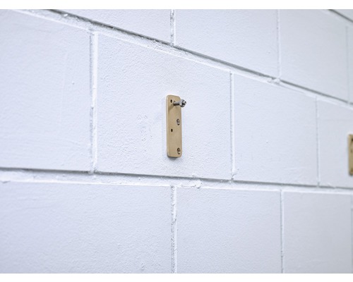 Plaque de fixation en métal sur un mur