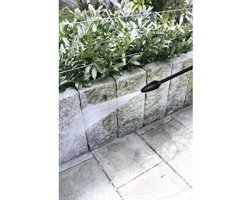 Reinigung einer Steinmauer mit einem Hochdruckreiniger