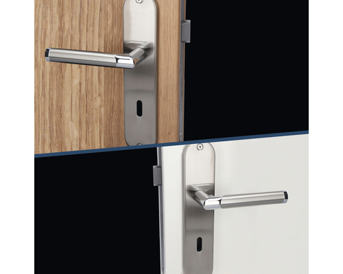 Poignée de porte avec plaque longue sur une porte en bois