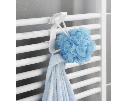 Porte-serviettes sur un radiateur avec serviette et éponge de bain