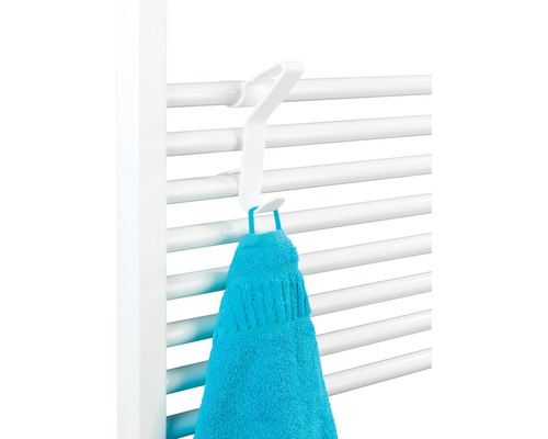 Serviette suspendue à un crochet de radiateur sur un radiateur