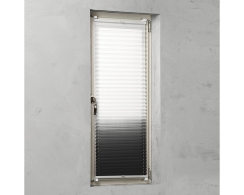 Store plissé dans la fenêtre pour la régulation de la lumière et la décoration