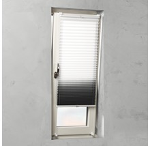 Fenêtre avec store plissé à moitié ouvert pour la protection solaire