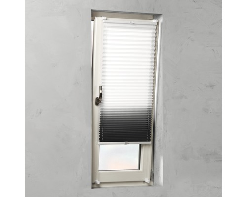 Fenêtre avec store plissé à moitié ouvert pour la protection solaire