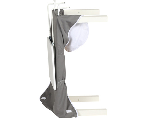 Hochstuhl mit grauem Bezug und weißem Lätzchen