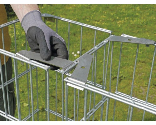 Hand befestigt Gabionenverbinder an einem Drahtkorb