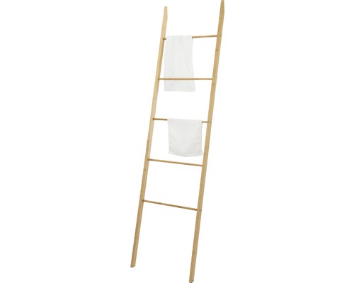 Badezimmer Szene mit Handtuchhalter Leiter und zwei Handtüchern