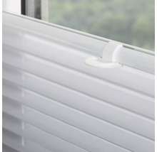 Nahaufnahme von weißen Jalousien mit Bedienungsstab zur Fensterdekoration