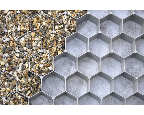 Gros plan d''une dalle alvéolée avec remplissage de gravier et non-tissé