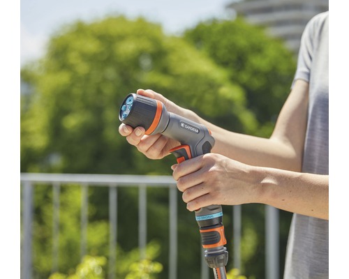 Eine Person hält eine Gardena Mehrfachbrause.