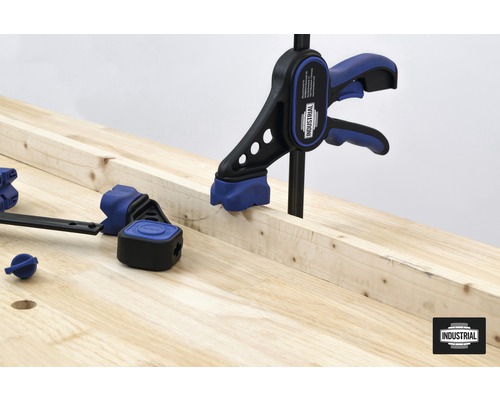 Holzwerkbank mit Einhandzwinge zum Fixieren von Werkstücken