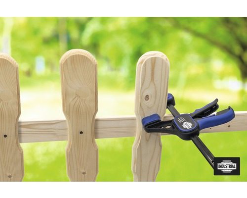 Holzzaun wird mit einer Zwinge befestigt.