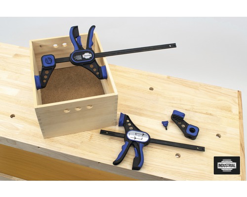 Holzkiste auf Werkbank mit einer Einhandzwinge fixiert