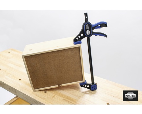 Holzkiste wird mit einer Einhandzwinge auf einer Werkbank befestigt