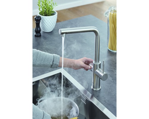 Robinet d''eau bouillante dans l''évier de cuisine