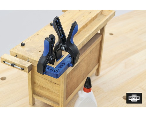 Établi avec pièce de bois, serre-angle et serre-joints