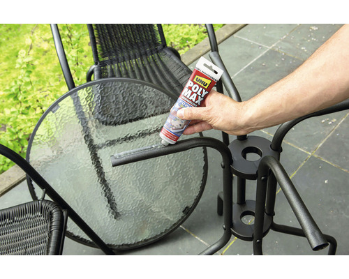 "Une personne applique de la colle sur une table de jardin 