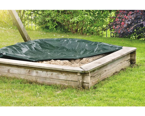 Abgedeckter Sandkasten im Garten.