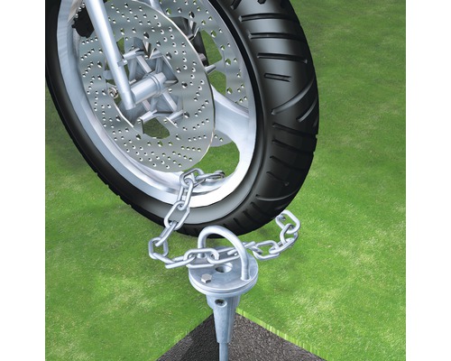 Moto sécurisée avec chaîne et ancrage au sol