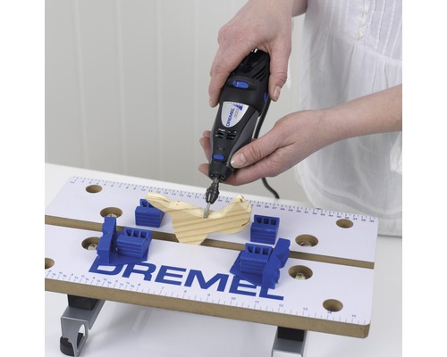 Dremel Logo, Multifunktionswerkzeug im Einsatz auf Werkbank