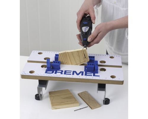 Dremel Werkbank mit Dremel Multifunktionswerkzeug beim Bearbeiten eines Holzstücks