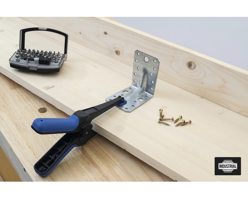 L''équerre d''angle est fixée avec un serre-joint sur une pièce de bois, les vis et le jeu de forets sont prêts.