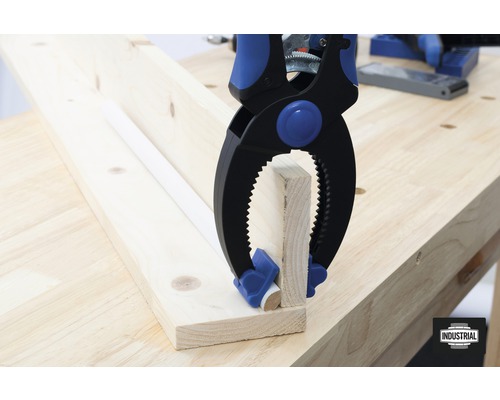 Une pièce en bois est fixée à l''aide d''une serre-joint à une main