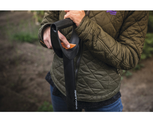 Person mit Fiskars Spaten im Garten