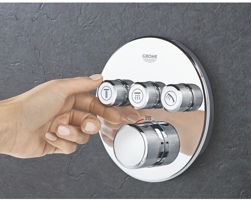 Logo Grohe sur mitigeur thermostatique avec la main
