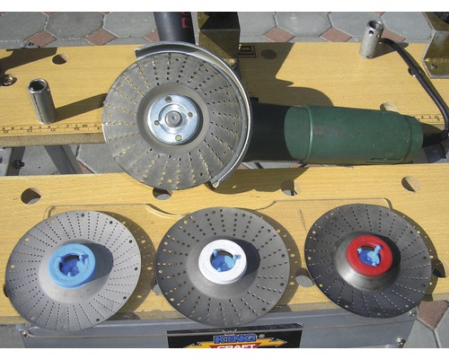 Frässcheibe für Winkelschleifer mit Zubehör auf einer Werkbank