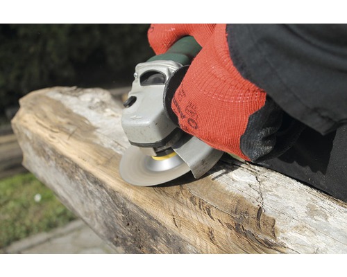 Eine Person schleift ein Stück Holz mit einem Winkelschleifer