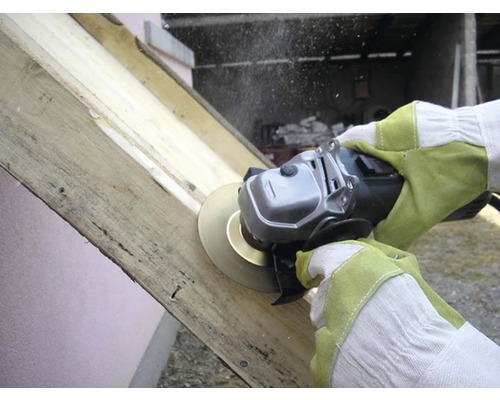 Eine Person verwendet eine Flex zum Bearbeiten eines Holzstücks.