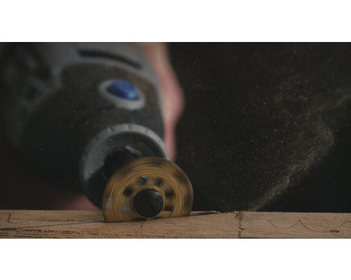 Outil rotatif travaillant une pièce de bois