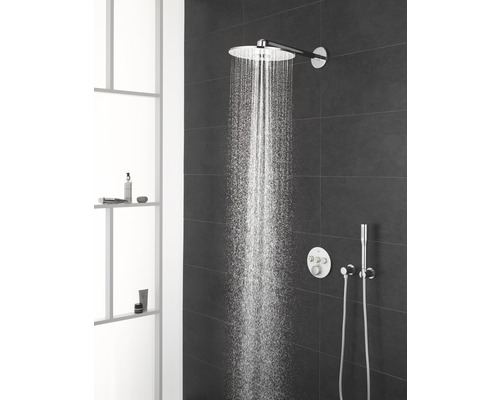 Regendusche mit Armatur in einem Badezimmer mit dunklen Fliesen