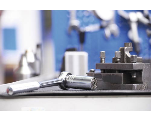 Steckschlüsselsatz mit Werkzeug auf Werkbank