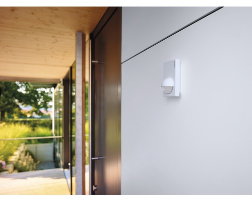 Bewegungsmelder an einer Hauswand montiert