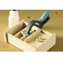 Holzkiste mit Leimflasche und Wolfcraft Einhandzwinge