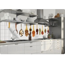 Crédence de cuisine avec motifs d''épices dans des cuillères en bois dans une cuisine moderne